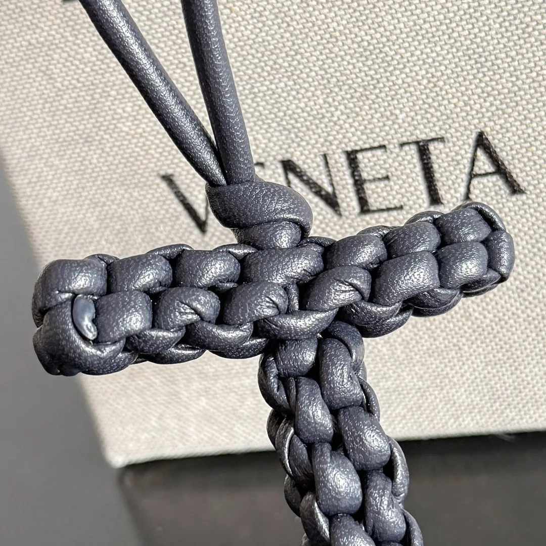 Batch 420 Let’s see what new cute little thing BV has released~ It’s this letter pendant, which is different from the puppy pendant. The weaving of this letter is more three-dimensional, and the material is very solid, and it is not easy to deform even if it is folded. Style number: T
